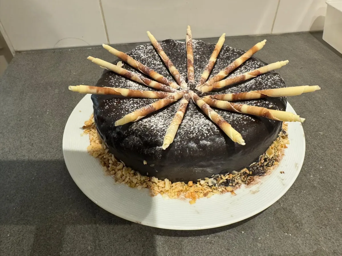 Witte chocoladetaart met bruine chocolade glazuur