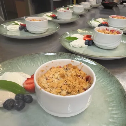 Aardbeien crumble met specerijen hangop – Het Goedemorgen Café