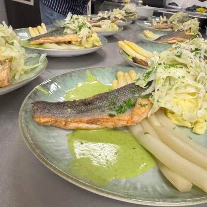 Zeebaars op de huid gebakken, asperges, venkellinten, waterkerssaus. – Het Goedemorgen Café