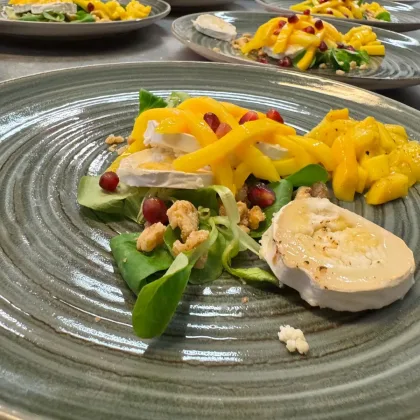 Tressage de mangue et son fromage de chèvre avec du miel – Het Goedemorgen Café